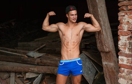 Czech beefcake Hoyt Kogan get naked and showing hot butt outside