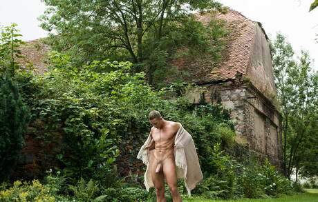 Hungarian tough guy Zac Dehaan get naked and showing his ass outdoor