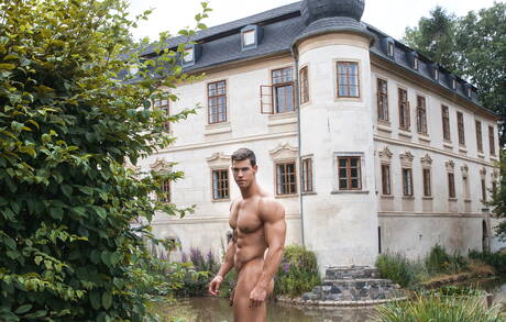 De knappe Amerikaanse Kris Evans wordt naakt en laat zijn mooie kont zien in de buitenlucht