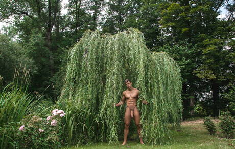 De knappe Amerikaanse Kris Evans wordt naakt en laat zijn mooie kont zien in de buitenlucht