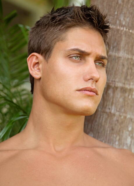 Węgierski mięśniak Vadim Farrell rozbiera się i pokazuje ładny tyłek na zewnątrz