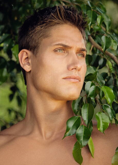 Węgierski mięśniak Vadim Farrell rozbiera się i pokazuje ładny tyłek na zewnątrz