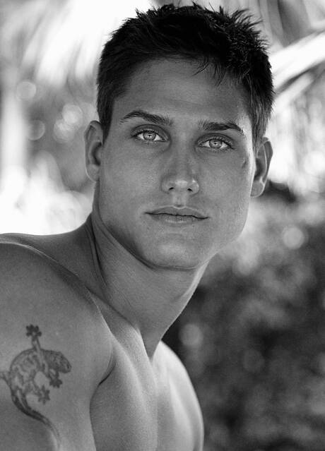 Węgierski mięśniak Vadim Farrell rozbiera się i pokazuje ładny tyłek na zewnątrz