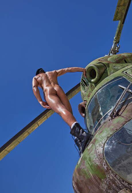 Strong bull Dan Arlett get naked and showing hot ass outdoor