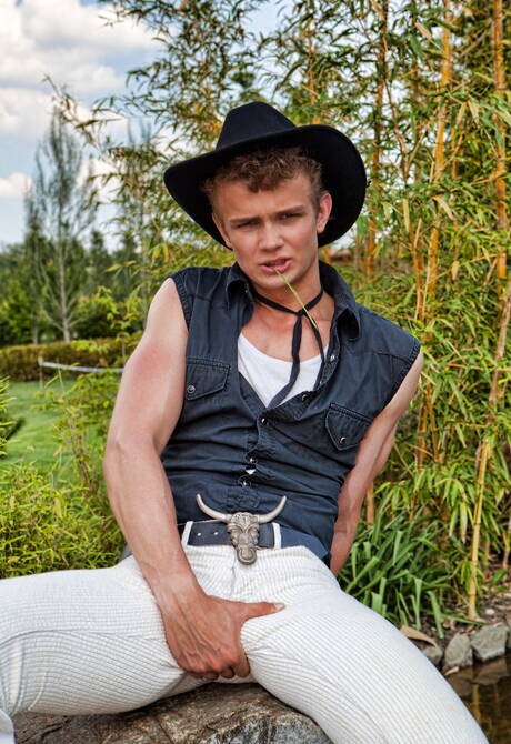 Belami Online: Hungarian young dude Tom Pollock undressing and showing hot butt in the pool