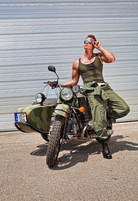 O tcheco Ryan Kutcher posa nu e mostra o bumbum ao ar livre