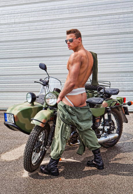 O tcheco Ryan Kutcher posa nu e mostra o bumbum ao ar livre