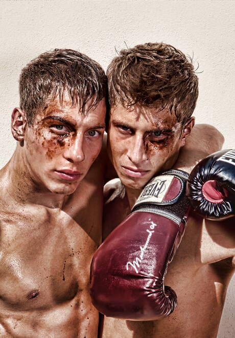 捷克肌肉男傑克哈勒和匈牙利肌肉男吉姆凱魯亞克裸體擺造型，秀出性感臀部