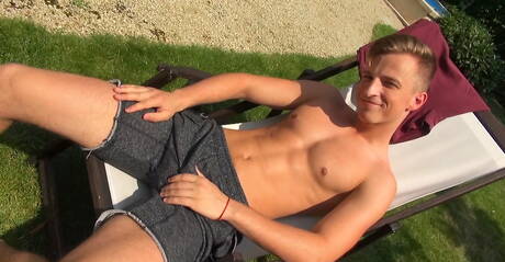 年輕男同性戀吸吮陰莖的真實照片