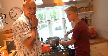 Festa gay fantastica con giovani ragazzi cechi attraenti