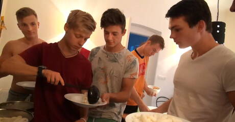 Festa gay fantastica con giovani ragazzi cechi attraenti
