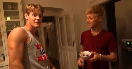 Festa gay fantastica con giovani ragazzi cechi attraenti