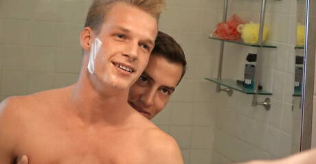 匈牙利肌肉男喬爾·伯金和捷克肌肉男詹斯·克里斯滕森在淋浴間進行激烈肛交和拳交