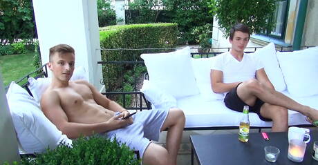 捷克真實照片，照片中有甜美的年輕同性戀者