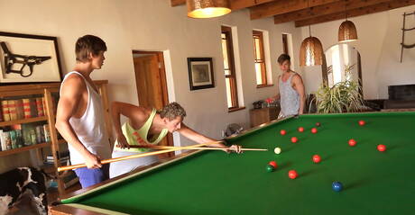 ヘルムート・ハクスリー、ケビン・ウォーホル、ジェローム・テグジュペリが屋外で3Pファック