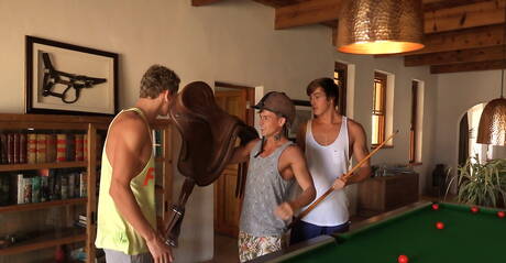 ヘルムート・ハクスリー、ケビン・ウォーホル、ジェローム・テグジュペリが屋外で3Pファック