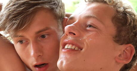 Helmut Huxley, Kevin Warhol e Jerome Exupery in un trio di sesso all