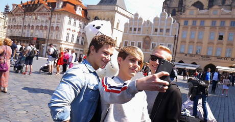 Adam Archuleta、Yannis Paluan、Serge Cavalli 在戶外放鬆