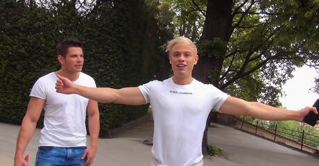 Adam Archuleta、Yannis Paluan、Serge Cavalli 在戶外放鬆