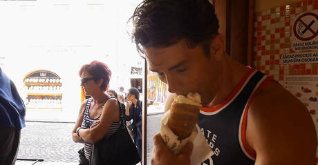 Adam Archuleta、Yannis Paluan、Serge Cavalli 在戶外放鬆