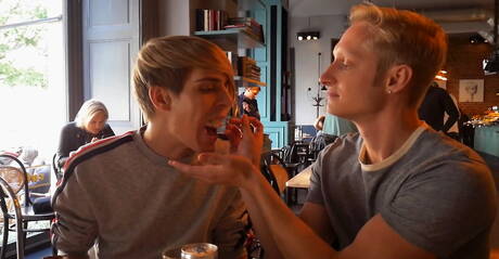 Adam Archuleta、Yannis Paluan、Serge Cavalli 在戶外放鬆