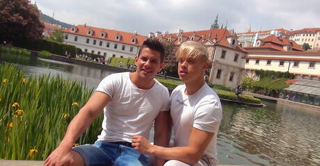 Adam Archuleta、Yannis Paluan、Serge Cavalli 在戶外放鬆