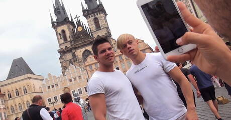 Adam Archuleta、Yannis Paluan、Serge Cavalli 在戶外放鬆