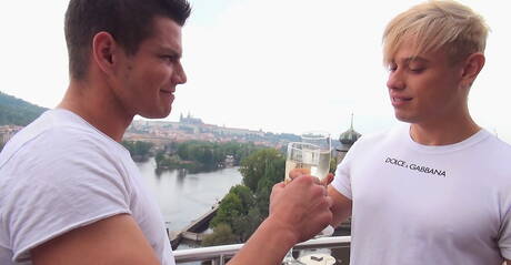 Adam Archuleta、Yannis Paluan、Serge Cavalli 在戶外放鬆