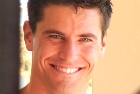 O forte tcheco Lukas Ridgeston e o durão Sascha Chaykin em cena de boquete