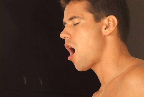 O forte tcheco Lukas Ridgeston e o durão Sascha Chaykin em cena de boquete