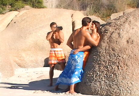 肌肉發達的馬克·維達爾和帥哥里克·豐塔納在海灘上進行肛交