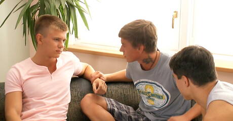 性感男星 Kevin Warhol、Gino Mosca 和 Misha Akunin 在淋浴間享受火熱的三人性愛