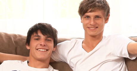 Hunky guy Damian Chapelle and czech young dude Liam Efron have a hot sex