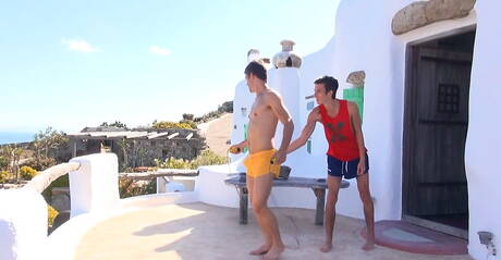 Czeski superstudent Ariel Vanean i gorący amerykański młodzieniec Nate Donaghy uprawiają gorący seks na świeżym powietrzu