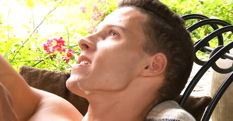 Zwei tschechische Jungs, der Superhengst Jon Kael und der Superhengst Jeroen Mondrian, ficken den Arsch, nachdem sie draußen geblasen haben