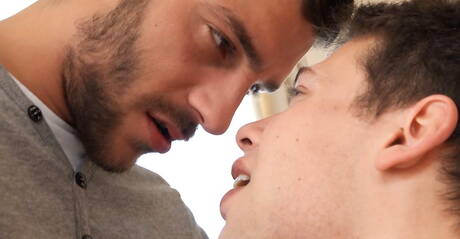 2人のチェコの少年、筋肉質のアリエル・ヴァニアンと若い少年のジョーダン・ファリスがお互いを吸ったりファックしたりしている