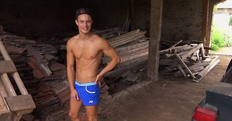 De goed gebouwde Tsjechische Hoyt Kogan rukt buiten af