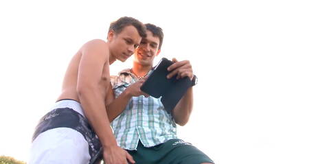 Die tschechischen Stars Tim Campbell und der junge Typ Andy McAlister ficken nach einem Blowjob im Freien in den Arsch