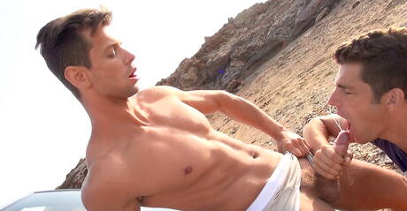 Tsjechische spierbundel Ariel Vanean en Slowaakse superstud Rhys Jagger neuken elkaar na een pijpbeurt op het strand