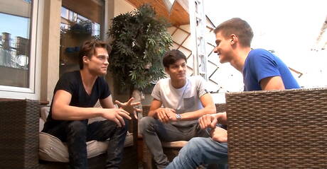 無恥的好友克里斯·埃文斯 (Kris Evans)、丹尼·迪福 (Danny Defoe) 和讓-呂克·比塞特 (Jean-luc Bisset) 在戶外進行熱辣三人肛交