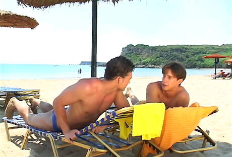El fornido Julian Armanis y el rudo Yves Carradine se chupan y follan mutuamente en la playa