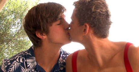 Die heißen Kumpels Helmut Huxley, Bastian Dufy und Jerome Exupery lieben sich im Pool