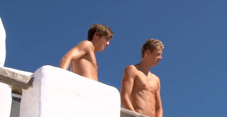 Die heißen Kumpels Helmut Huxley, Bastian Dufy und Jerome Exupery lieben sich im Pool