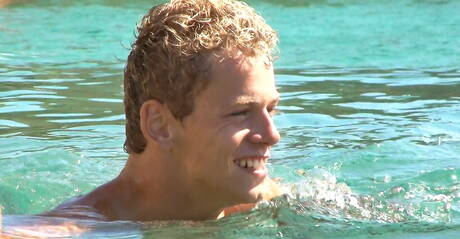 Die heißen Kumpels Helmut Huxley, Bastian Dufy und Jerome Exupery lieben sich im Pool