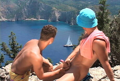 Tommy Hansen et Tim Hamilton sucent une douce bite et baisent sur un bateau