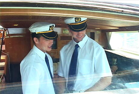 Tommy Hansen et Tim Hamilton sucent une douce bite et baisent sur un bateau