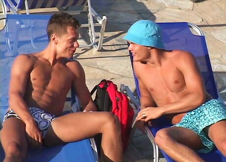 Le musclé Jason Paradis et le costaud Scott Hannah baisent après une fellation sur la plage