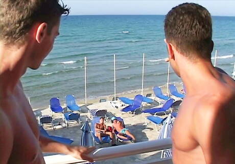 Le musclé Jason Paradis et le costaud Scott Hannah baisent après une fellation sur la plage