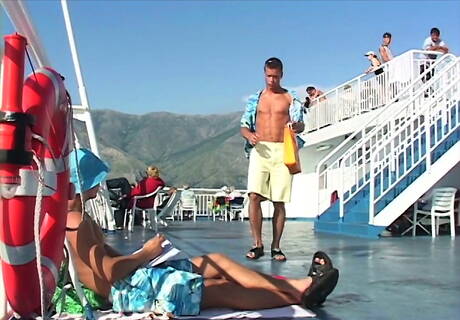 Der gut gebaute Tim Hamilton und der Hengst Alan Connery haben draußen heißen Paarsex