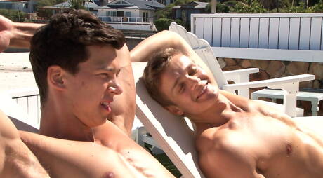 Les garçons sans vergogne Johnny Bloom, Tom Pollock et Jérôme Exupéry dans une partie de sexe à trois hard dans la cuisine